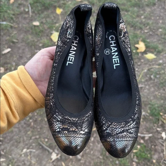 CHANEL Black and Gold Lace Heels - Picture 2 of 5